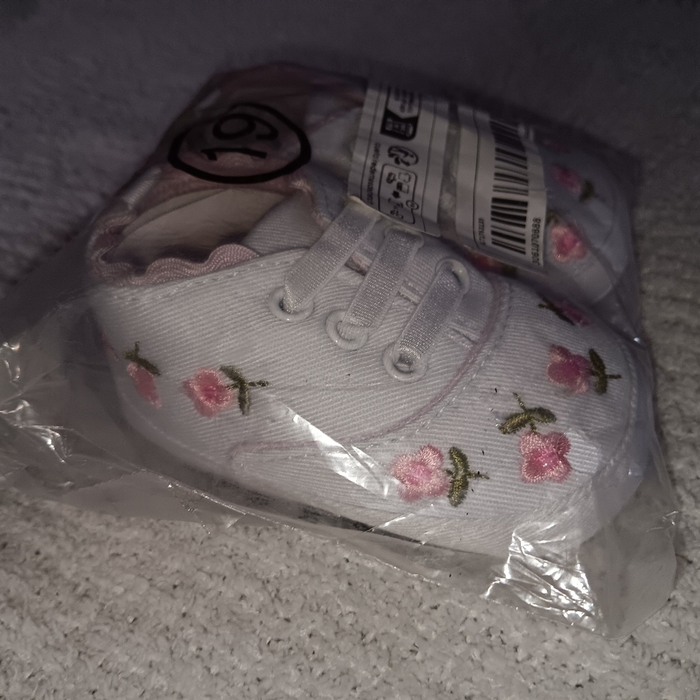 Baby shoes. NWT.